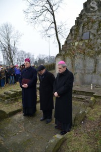 The bishop of Sandomierz and the chief rabbi of Poland at a prayer service at the Jewish cemetery. (Courtesy Magda Teter)